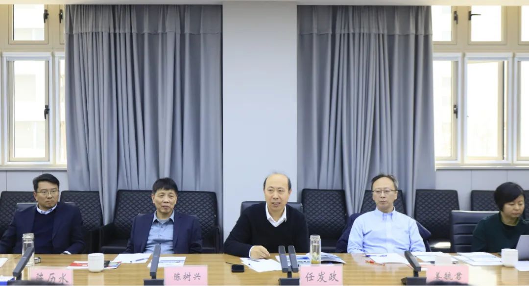 花花牛乳業(yè)集團(tuán)黨委書記、董事長(zhǎng)唐洪峰一行赴中原食品實(shí)驗(yàn)室同中國(guó)工程院院士、中原食品實(shí)驗(yàn)室主任任發(fā)政座談交流