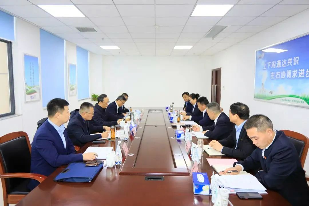 省政府國資委黨委書記、主任李濤一行到花花牛乳業(yè)集團調(diào)研