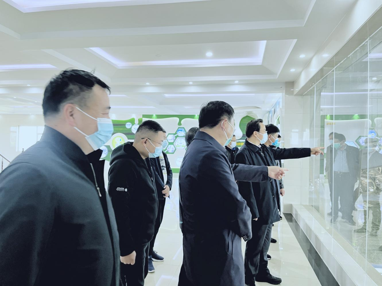 河南省人大常委會黨組書記、副主任孔昌生蒞臨花花牛魯山瑞亞牧場參觀調(diào)研