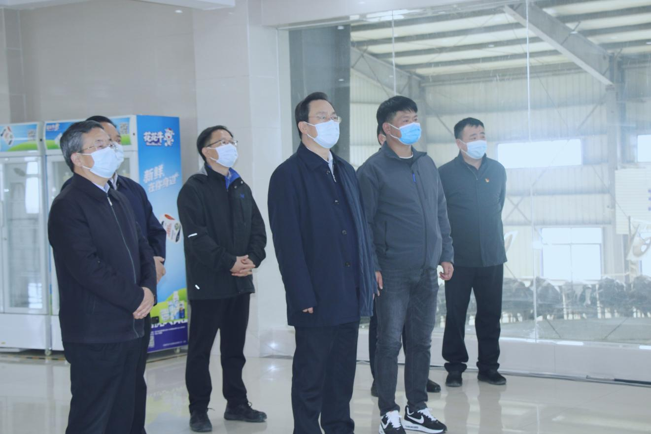 河南省人大常委會黨組書記、副主任孔昌生蒞臨花花牛魯山瑞亞牧場參觀調(diào)研