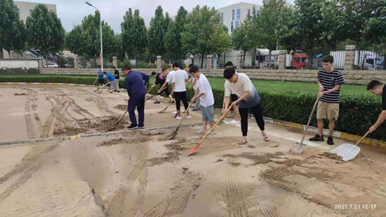 微光匯聚、風(fēng)雨同舟，我們一起扛！