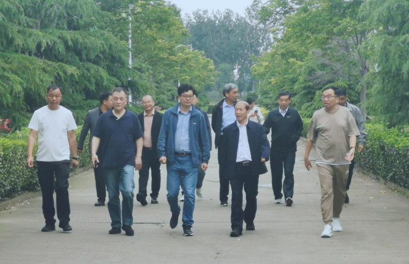 花花牛丨河南農(nóng)業(yè)大學(xué)黨委副書記、校長介曉磊一行蒞臨花花牛河南瑞亞參觀調(diào)研